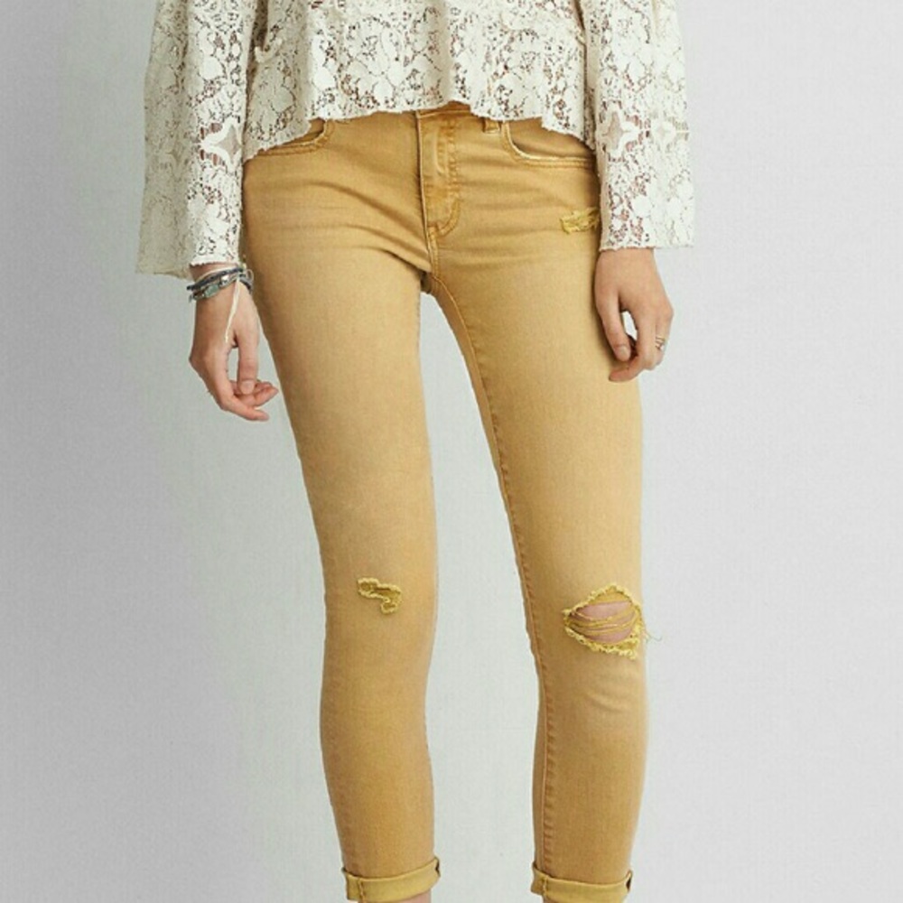 American Eagle Cropped Mustard Ripped Jeans💗